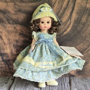 2004 MADAME ALEXANDER Doll with blue And Yellow Dress